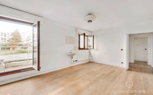 Suresnes : Vaste 2 pièces au calme avec balcon et parking